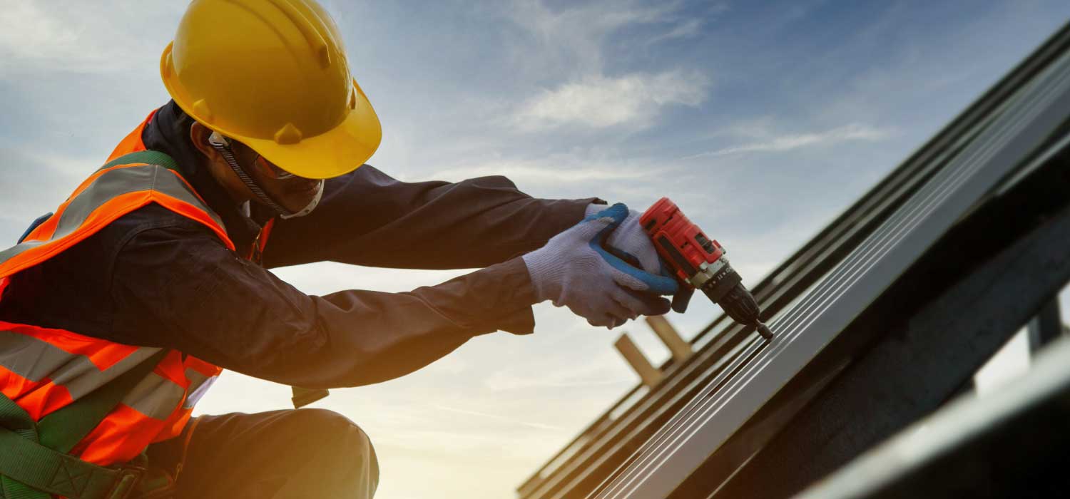 Roofer work in